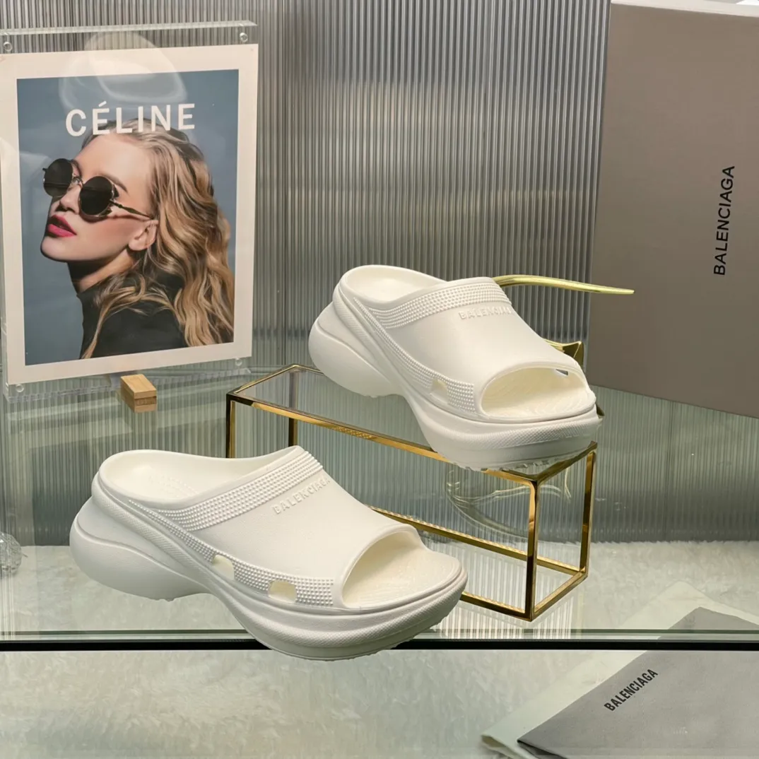 👟👟Ex-factory price 380👟👟 35-41 ‍🔥 ‍🔥 ‍🔥Balenciaga’s latest hole-in-the-wall slippers are now available! 🎉🎉🎉A sandal that is popular on Instagram, 🎊🎊🎊 and all major platforms of Xiaohongshu! Made of high-tech materials and molded in one piece, it is lightweight, wear-resistant, and waterproof! ✨✨✨ The heel height is 6CM. The colors are being added one after another to meet your various color combinations and different needs. A very cost-effective product!